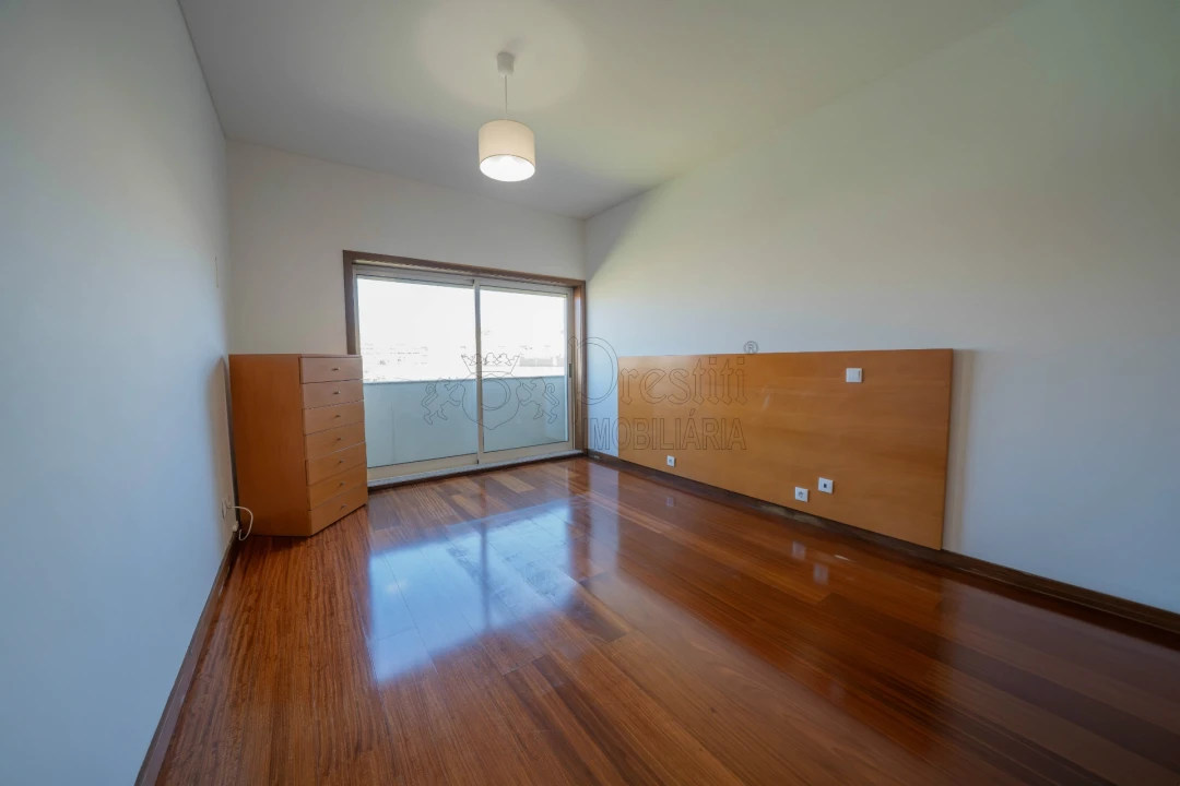 Apartamento T2 para Arrendamento em Creixomil Foto 12