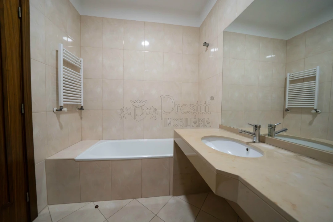 Apartamento T2 para Arrendamento em Creixomil Foto 14