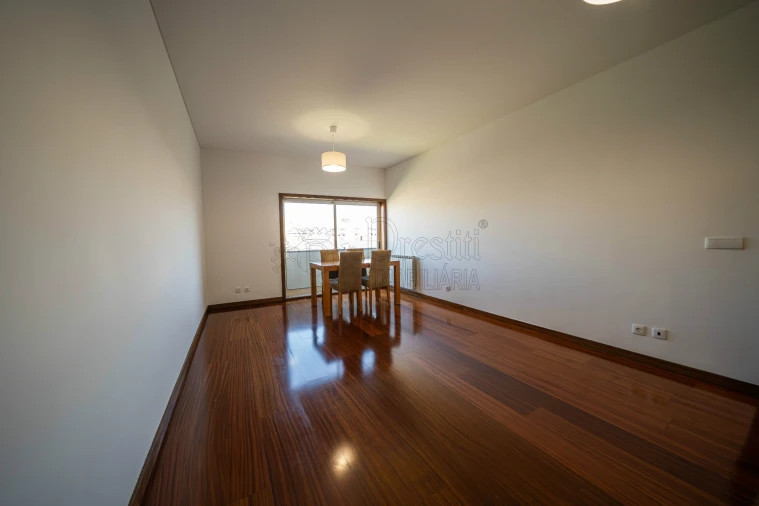 Apartamento T2 para Arrendamento em Creixomil Foto 6