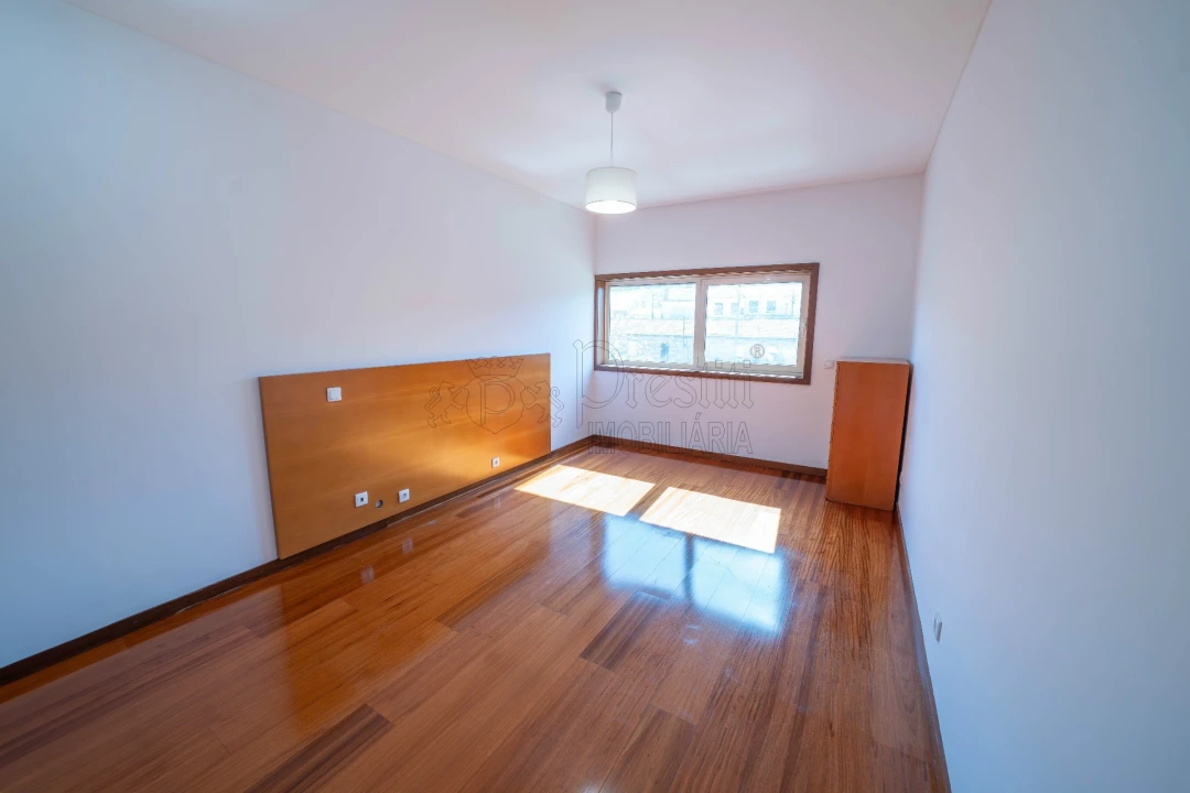 Apartamento T2 para Arrendamento em Creixomil Foto 9