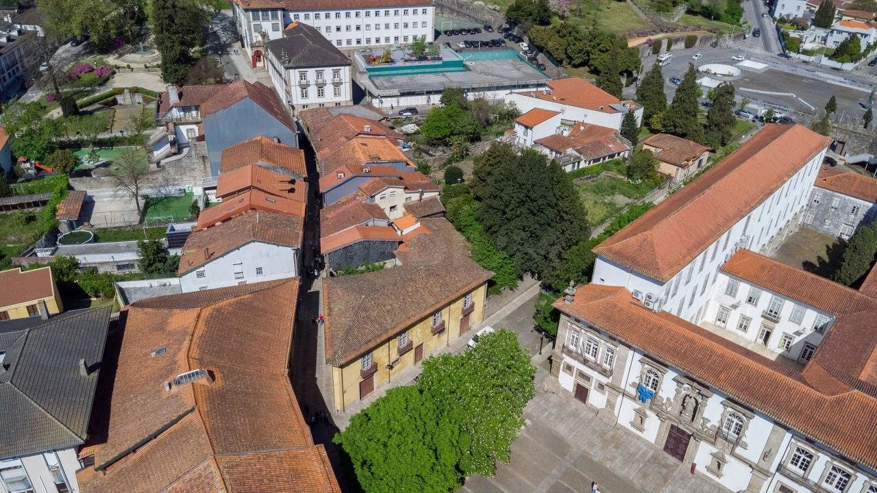 Prédio para Venda em Oliveira, São Paio e São Sebastião Foto 2