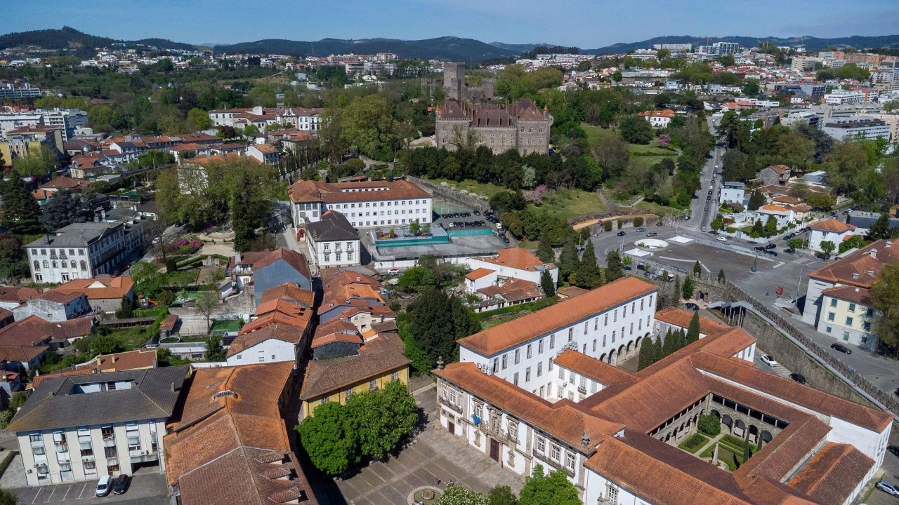 Prédio para Venda em Oliveira, São Paio e São Sebastião Foto 24