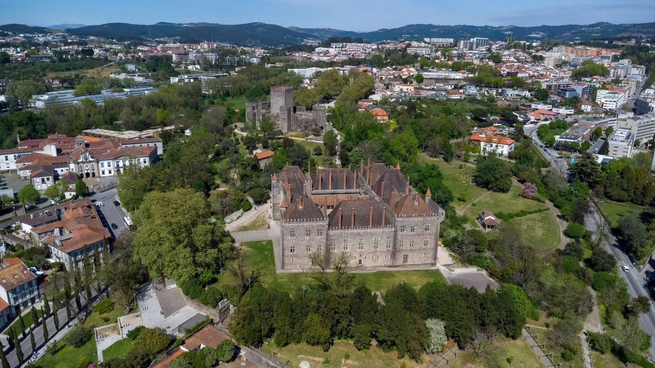 Prédio para Venda em Oliveira, São Paio e São Sebastião Foto 25