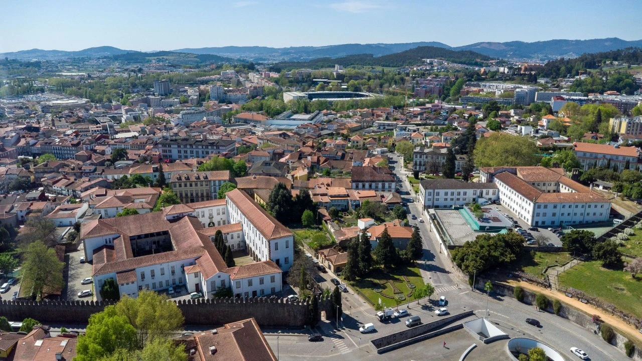 Prédio para Venda em Oliveira, São Paio e São Sebastião Foto 26