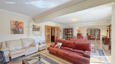 Apartamento T5 para Venda em São Domingos de Benfica