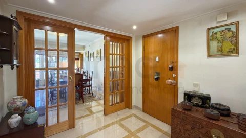 Apartamento T5 para Venda em São Domingos de Benfica