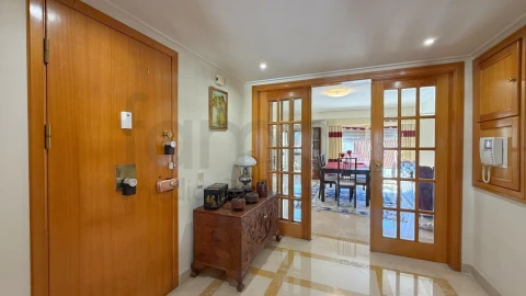 Apartamento T5 para Venda em São Domingos de Benfica