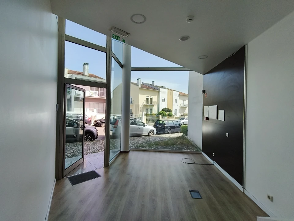 Loja para Arrendamento em São Martinho do Bispo e Ribeira de Frades Foto 1