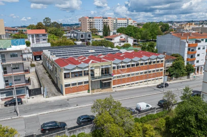 Terreno Comércio / Armazém para Arrendamento em São João da Madeira