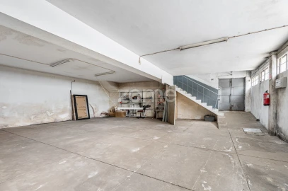 Terreno Comércio / Armazém para Arrendamento em São João da Madeira