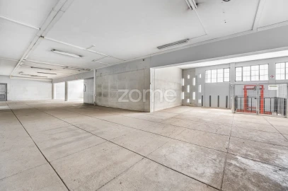 Terreno Comércio / Armazém para Arrendamento em São João da Madeira