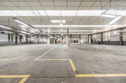 Terreno Comércio / Armazém para Arrendamento em São João da Madeira