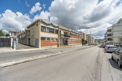 Terreno Comércio / Armazém para Arrendamento em São João da Madeira