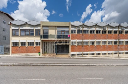 Terreno Comércio / Armazém para Arrendamento em São João da Madeira