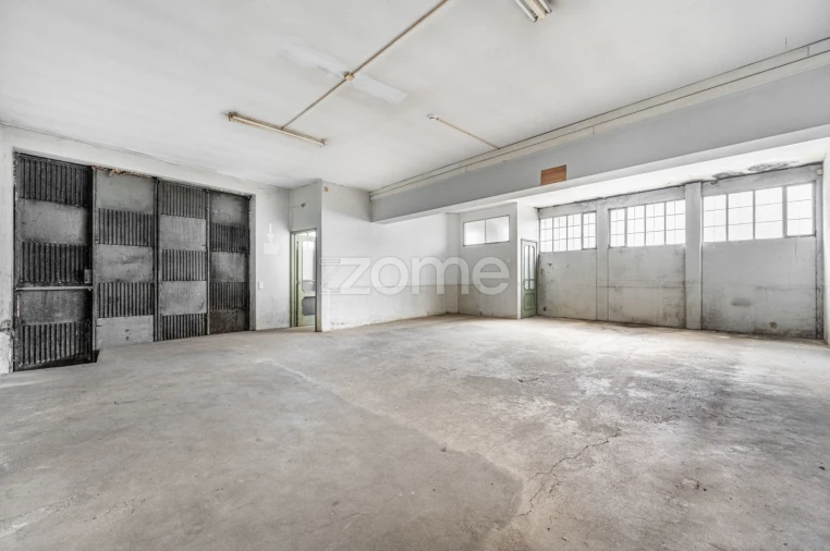 Terreno Comércio / Armazém para Arrendamento em São João da Madeira Foto 16