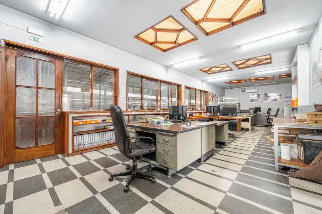 Terreno Comércio / Armazém para Arrendamento em São João da Madeira Foto 28