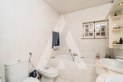 Moradia T4 para Venda em Nogueira e Silva Escura