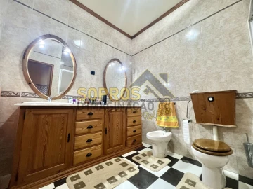 Moradia T3 para Venda em Angra (São Pedro)