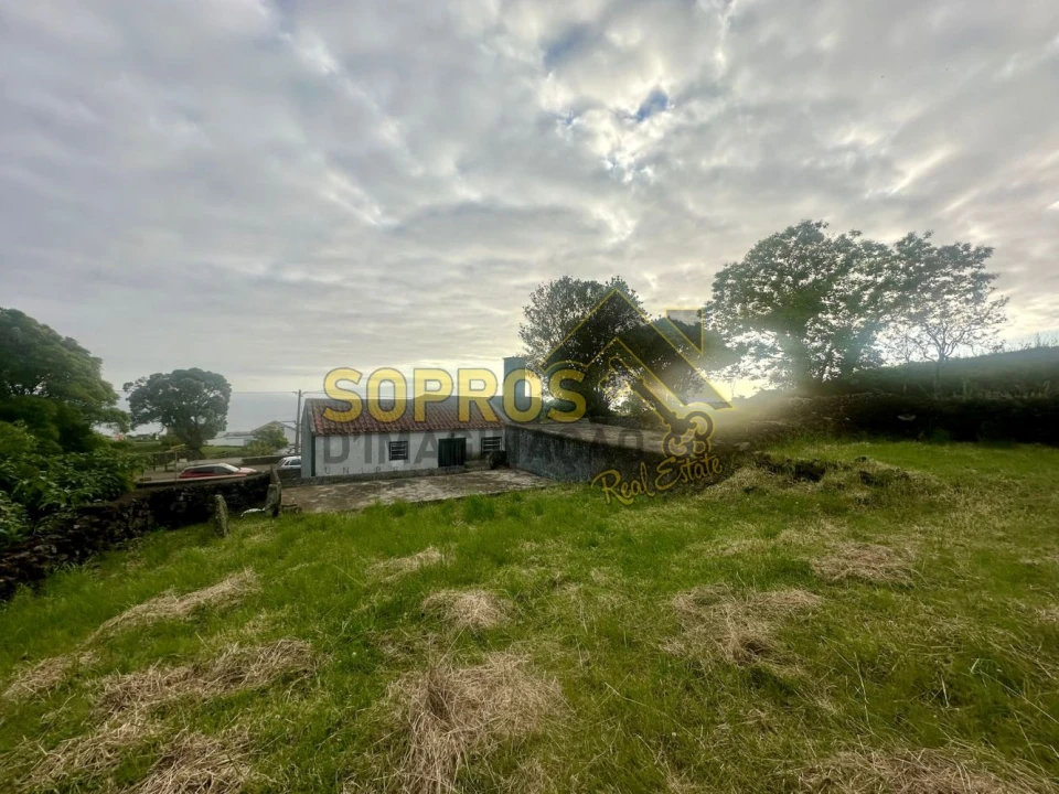 Moradia T3 para Venda em Doze Ribeiras Foto 3