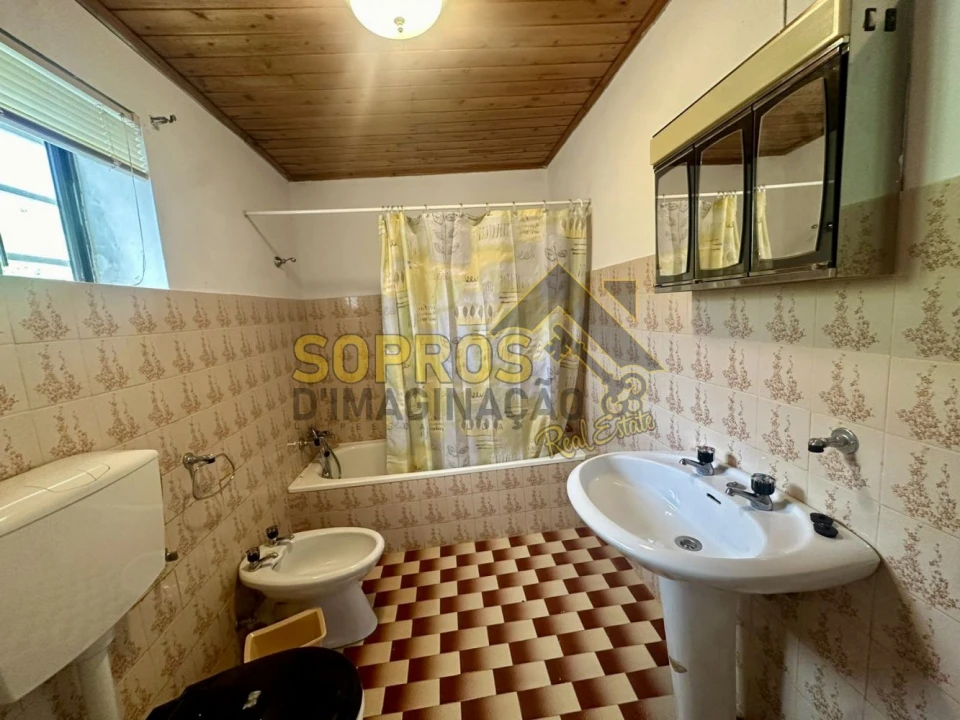 Moradia T3 para Venda em Doze Ribeiras Foto 9