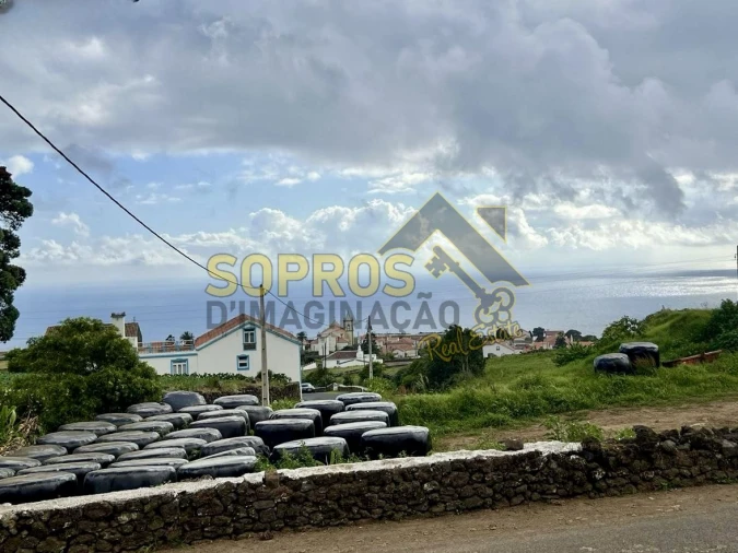 Moradia T3 para Venda em Doze Ribeiras Foto 5