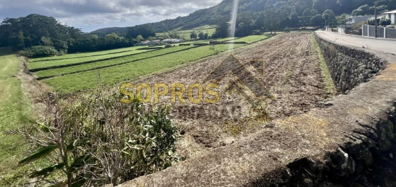Terreno para Venda em Praia da Vitoria (Santa Cruz)