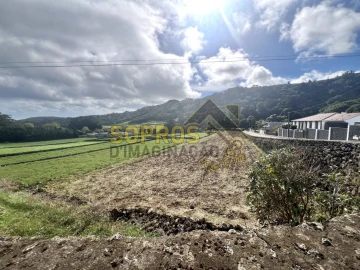 Terreno para Venda em Praia da Vitoria (Santa Cruz)