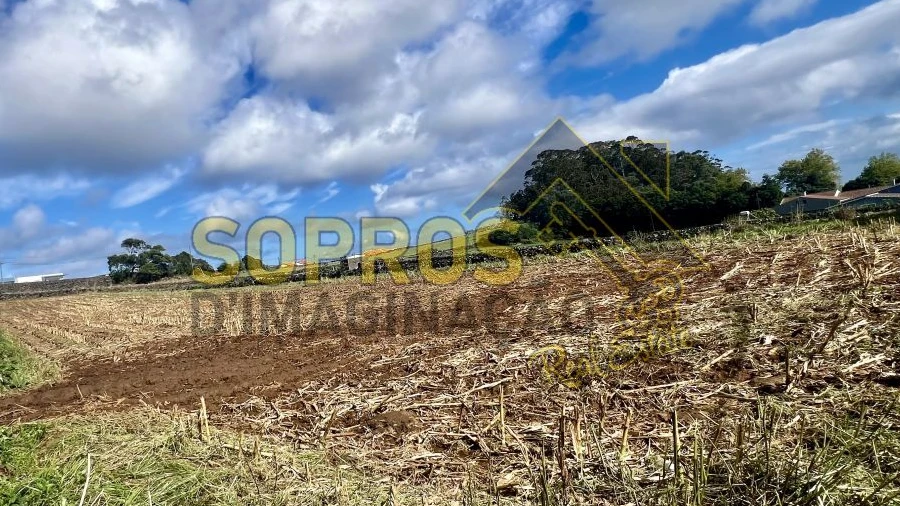 Terreno para Venda em Praia da Vitoria (Santa Cruz)