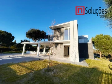 Moradia T6 para Venda em Santo Estêvão