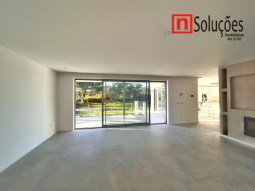 Moradia T6 para Venda em Santo Estêvão