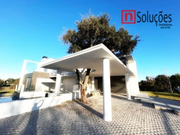 Moradia T6 para Venda em Santo Estêvão