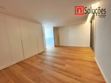 Moradia T6 para Venda em Santo Estêvão