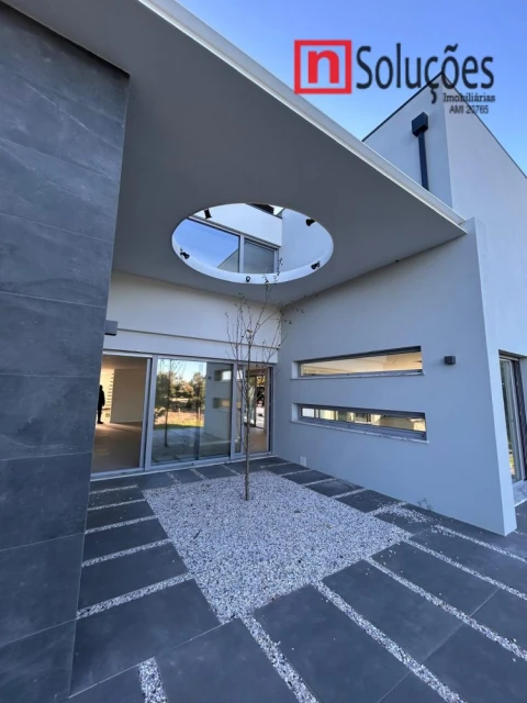 Moradia T6 para Venda em Santo Estêvão