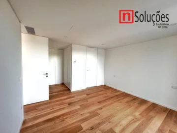 Moradia T6 para Venda em Santo Estêvão