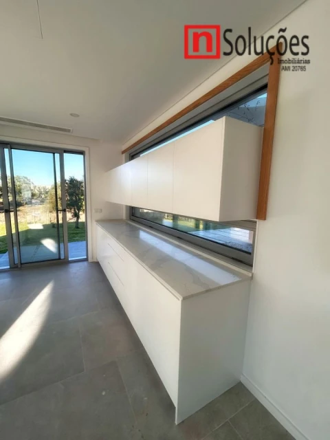 Moradia T6 para Venda em Santo Estêvão