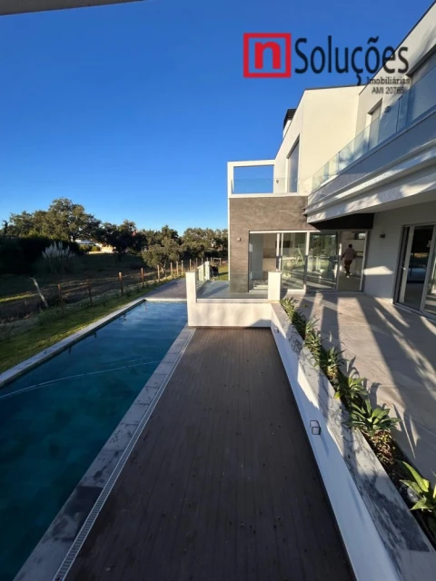 Moradia T6 para Venda em Santo Estêvão