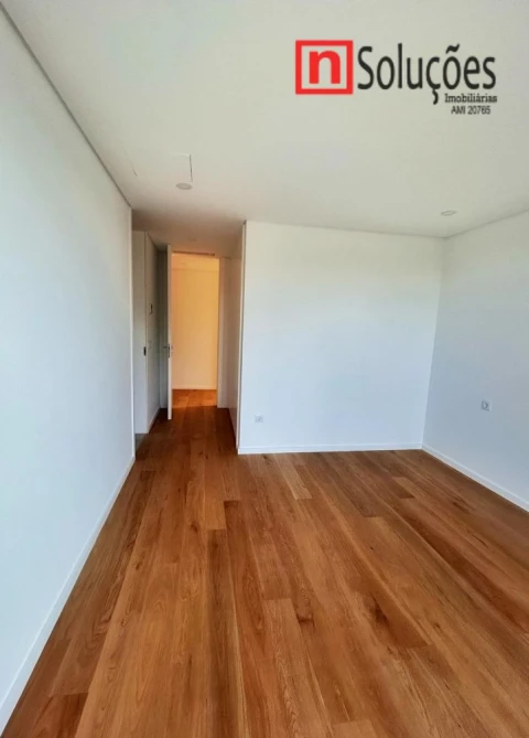 Moradia T6 para Venda em Santo Estêvão