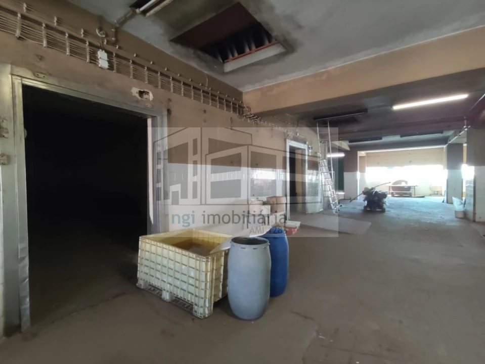 Loja para Venda em Santa Iria de Azoia, São João da Talha e Bobadela Foto 12