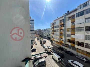 Apartamento T3 para Venda em Laranjeiro e Feijó