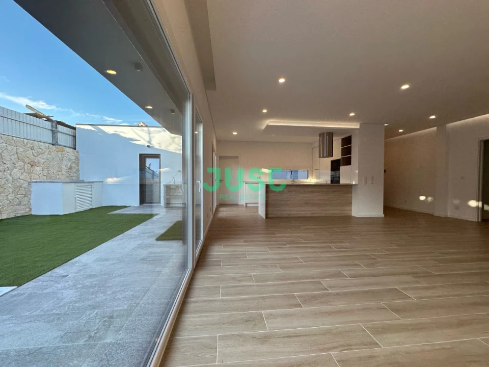 Moradia T3 para Venda em Fernao Ferro Foto 1