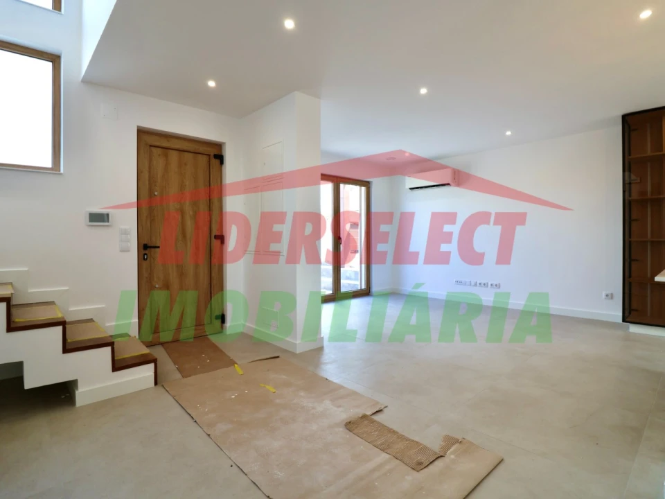 Moradia T3 para Venda em Silveira Foto 11