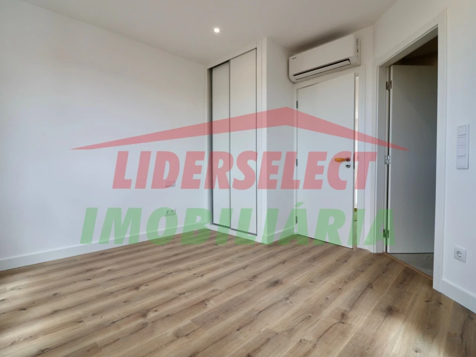 Moradia T3 para Venda em Silveira Foto 26