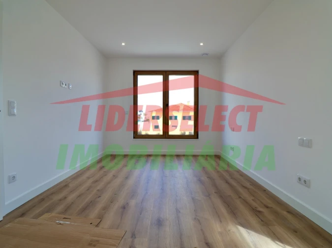 Moradia T3 para Venda em Silveira Foto 33