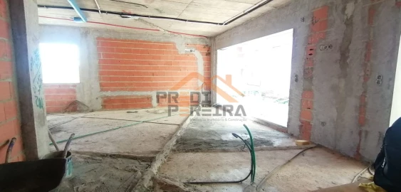 Moradia T4 para Venda em Pontinha e Famões
