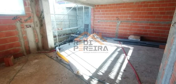 Moradia T4 para Venda em Pontinha e Famões