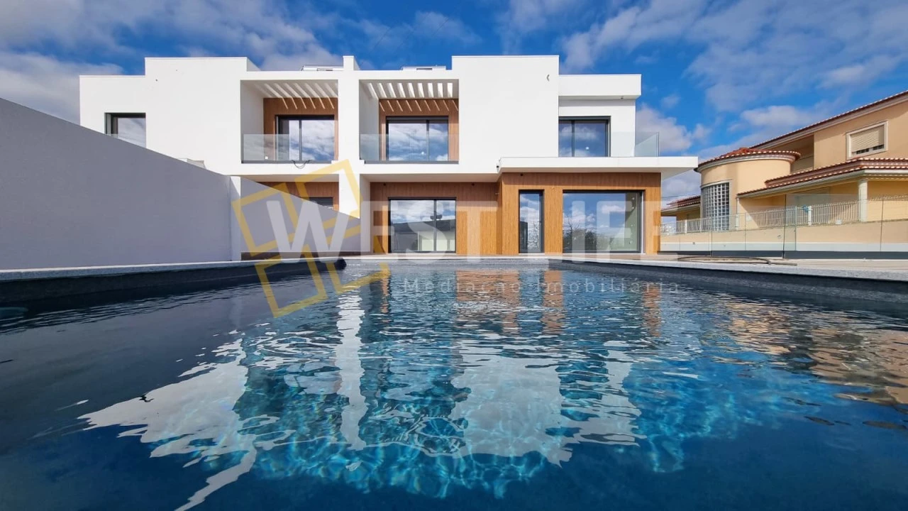 Moradia T4 para Venda em Igreja Nova e Cheleiros Foto 2