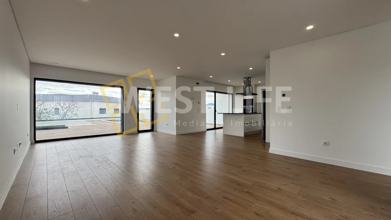 Moradia T4 para Venda em Igreja Nova e Cheleiros Foto 1