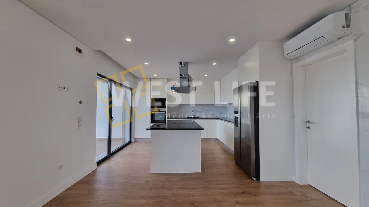 Moradia T4 para Venda em Igreja Nova e Cheleiros Foto 5