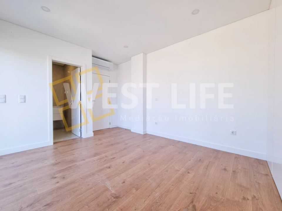 Moradia T4 para Venda em Igreja Nova e Cheleiros Foto 12