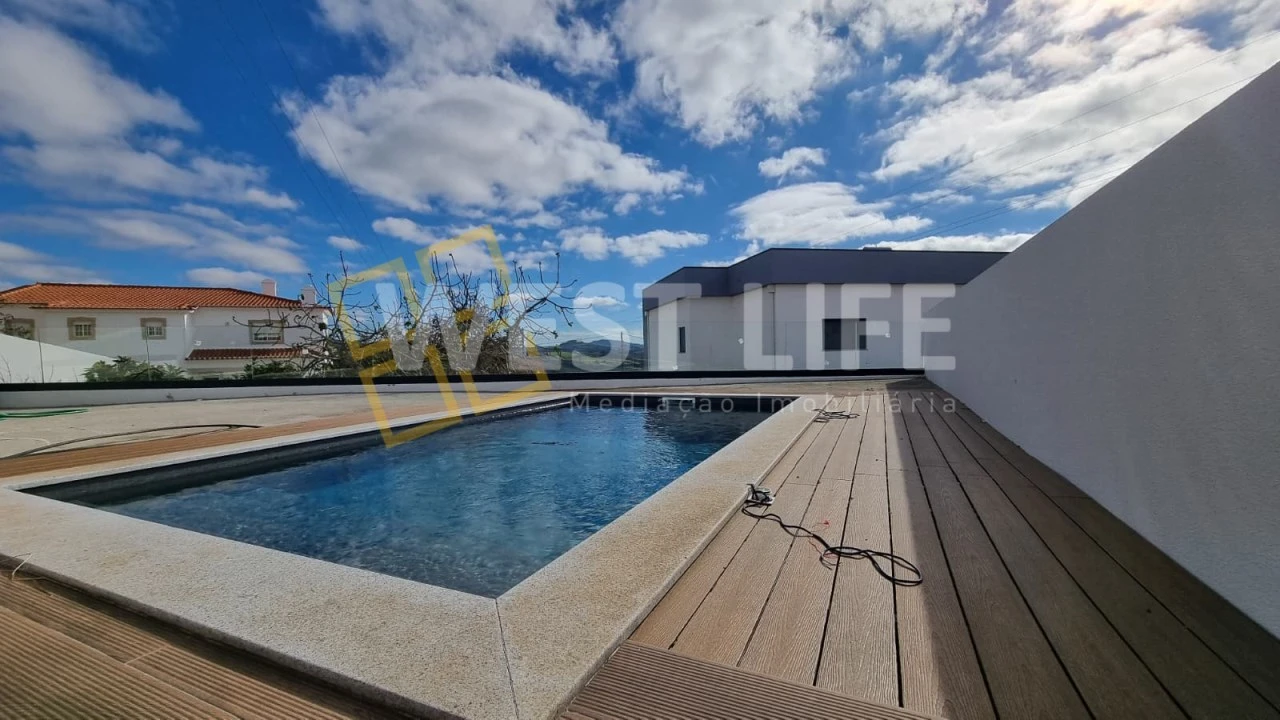 Moradia T4 para Venda em Igreja Nova e Cheleiros Foto 25